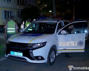 Полиция проверяет подъезд, мусорные баки и авто возле дома Бабченко