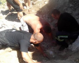 Мужчина умер под завалом песка