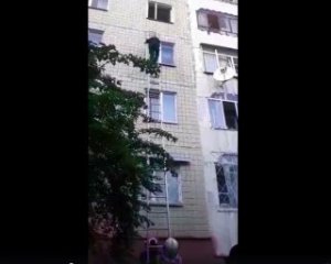 Патрульная спасла жизнь пенсионерке, забравшись на 4-й этаж через окно
