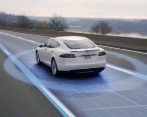 Подвійний нефарт: Tesla на автопілоті врізався в поліцейське авто