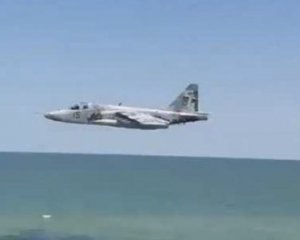 Как штурмовик Су-25 экстремально низко летал над пляжем: видео из кабины пилота