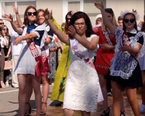 Випускники танцювали вальс під російськомовну попсу