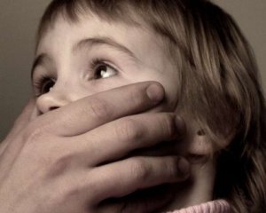 4-летнюю девочку изнасиловал отчим