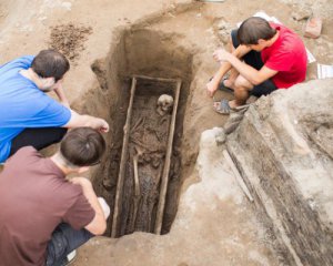 В поле нашли древнеримскую могилу