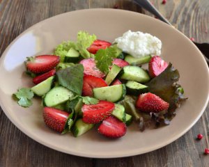 Як приготувати дієтичний салат з полуниці: 5 рецептів