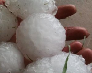 Аномальних розмірів град потрощив автомобілі