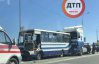 Під Києвом пасажирський автобус зіткнувся із 2 вантажівками, є постраждалі