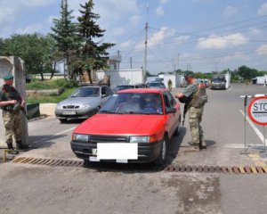 В Донецькій області жінка спеціально наїхала на прикордонника