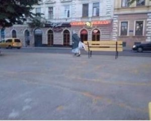 Жінка тягнула центром міста вкрадену лавку