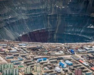 Гігантський алмазний кар&#039;єр засмоктує літаки і вертольоти