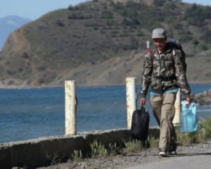 В Крыму из крана течет цветная жидкость и выпадают водоросли: подробности