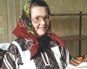 Поховали біля сина: померла буковинська писанкарка