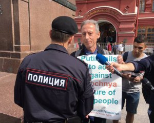 В Москве задержали британца за пикет с антипутинским плакатом
