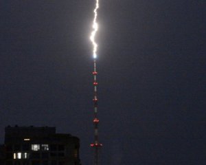 В київську телевежу п'ять разів підряд потрапила блискавка