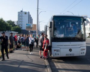 Водій перевозив дітей до школи і помер за кермом - відео