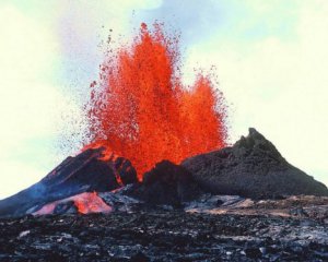 Вулкан извергает лаву и самоцветы - показали редкое природное явление
