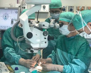 Лікарі пересадили  зуб в око сліпої пацієнтки