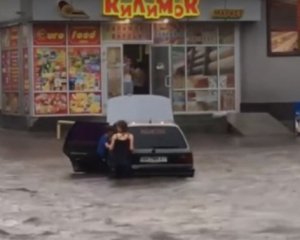 Вода діставала до вікон машин: злива затопила Бердичів