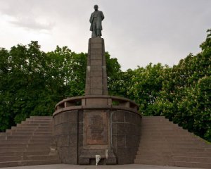 Памятник Шевченко вместо Киева установили в Каневе