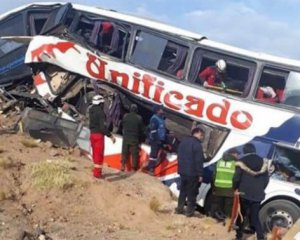 Автобус врезался в скалу - много погибших