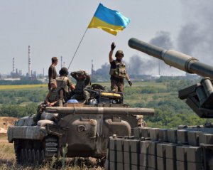 Украинские военные продолжают отбываться под Мариуполем