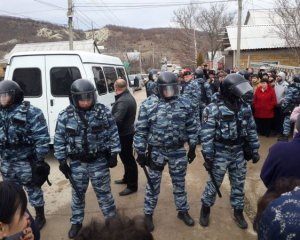 &quot;Заломлюють руки жінкам і дітям&quot; - активіст розповів про обшуки в Криму