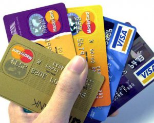 Українські банки масово блокують платіжні картки