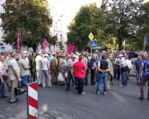 Ветераны заблокировали движение в центре столицы