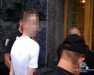 Озброєним Калашниковим в урядовому кварталі виявився підліток