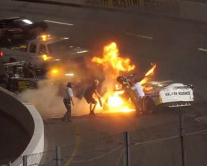 У меня не было времени испугаться - отец гонщика NASCAR спас сына из горящей машины