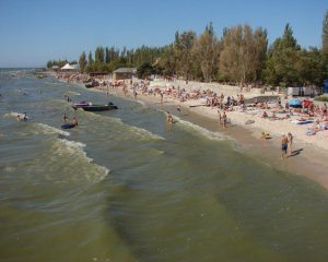 &quot;Лезем через заборы&quot; - люди бунтуют против произвола боевиков в курортном Седово