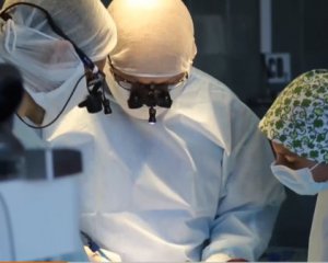 Известный нейрохирург спасает жизнь украинским детям