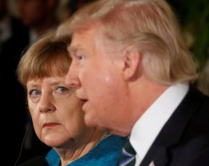 Трамп кидався цукерками в Меркель