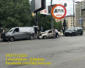 В Киеве столкнулись легковушка и микроавтобус