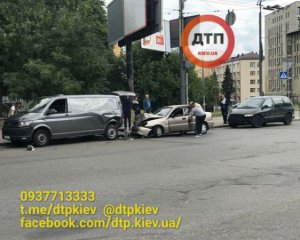 У Києві зіштовхнулися легковик та мікроавтобус