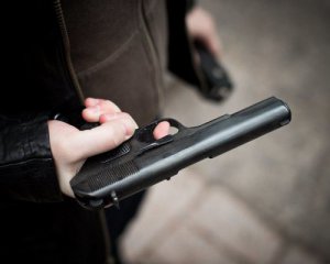 П'яний помічник нардепа стріляв у дитину