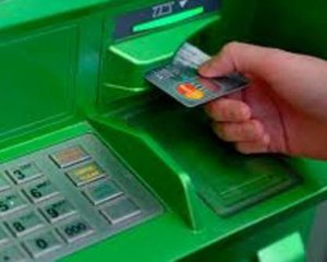 Банки масово блокують картки на законних підставах - експерт