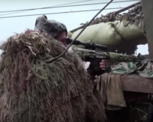 Появилось видео меткого выстрела украинского снайпера по боевику