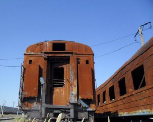 Одиночные вагоны ржавеют на рельсах: показали, к чему боевики довели  железнодорожное депо Донецка