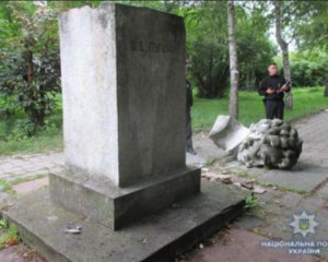 Непогода снесла памятник Пушкину