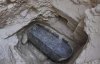 Археологи нашли огромный гранитный саркофаг