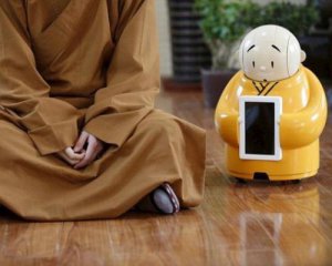 Відповідає на питання дітей - показали робота-монаха