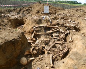 Чоловік на городі розкопав солдатські могили