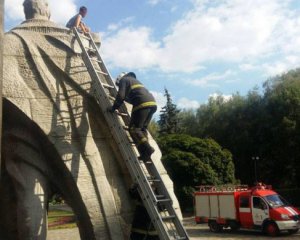 Школьник задрался на 6-метровый памятник и не смог слезть