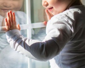 Сиділа на підвіконні і кликала на допомогу: дітей замкнули самих у квартирі