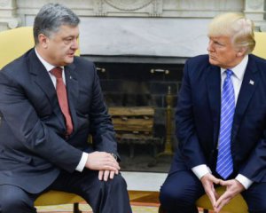 Порошенко на саммите НАТО выпало сидеть возле Трампа