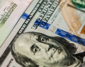 Чому дорожчає долар
