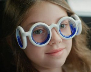 Изобрели очки, которые помогут побороть укачивания в транспорте