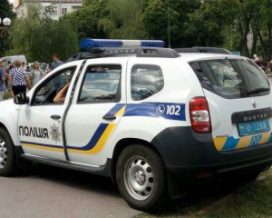Поліцейського вдарили ножем в груди під час бійки