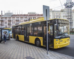 Екстремал-невдаха намагався прокататися верхи на тролейбусі